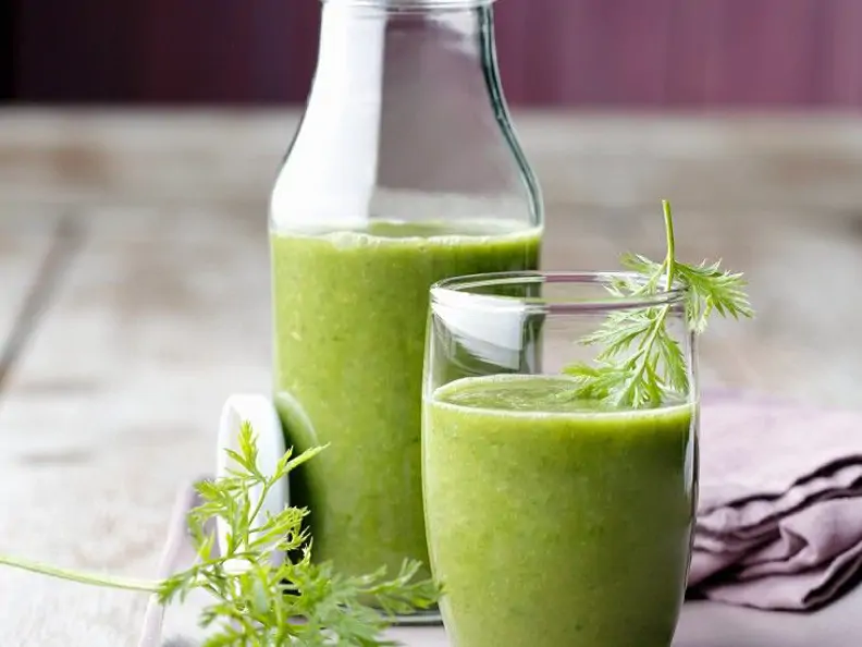 Smoothie mit Birne und Feldsalat