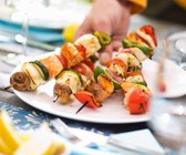 Spieße zum Grillen mit Lachs, Seeteufel und Rotbarbe