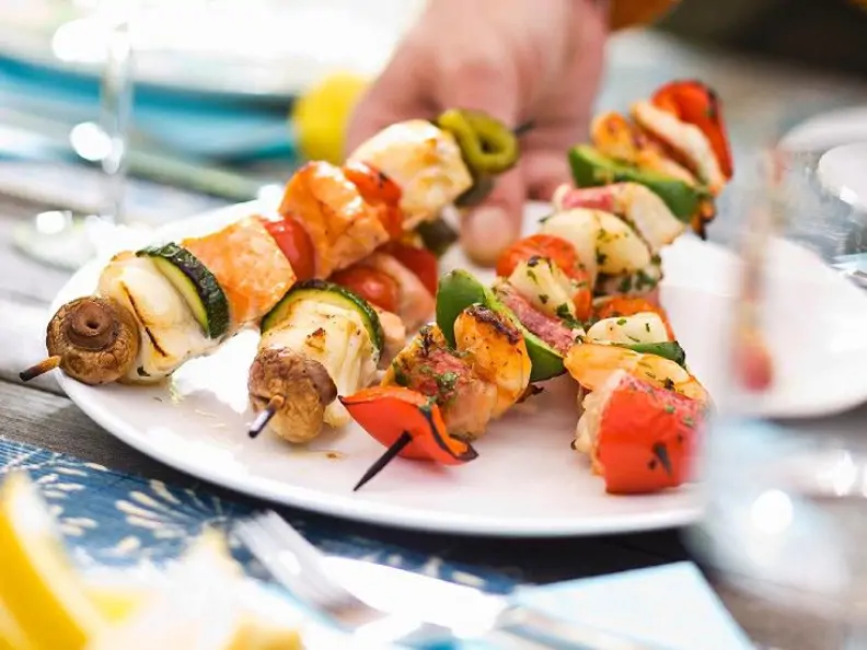 Spieße zum Grillen mit Lachs, Seeteufel und Rotbarbe