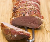 Falsches Filet vom Hirsch im Speckmantel
