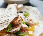 Tortillas mit Hühnchen, Paprika und Sweet Chili Sauce