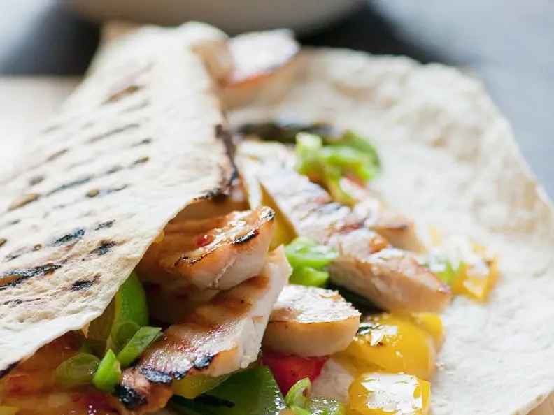 Tortillas mit Hühnchen, Paprika und Sweet Chili Sauce