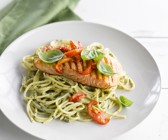 Basilikumpasta mit Lachs