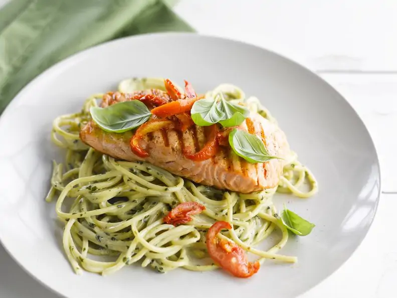 Basilikumpasta mit Lachs