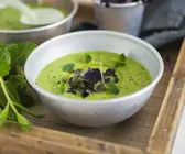 Erbsensuppe mit Kokosmilch und Minze