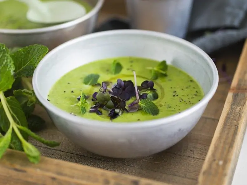 Erbsensuppe mit Kokosmilch und Minze