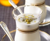 Libanesischer Milchpudding mit Pistazien