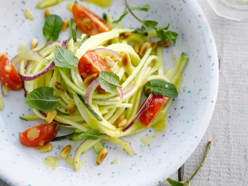 Zoodles mit Mangosauce