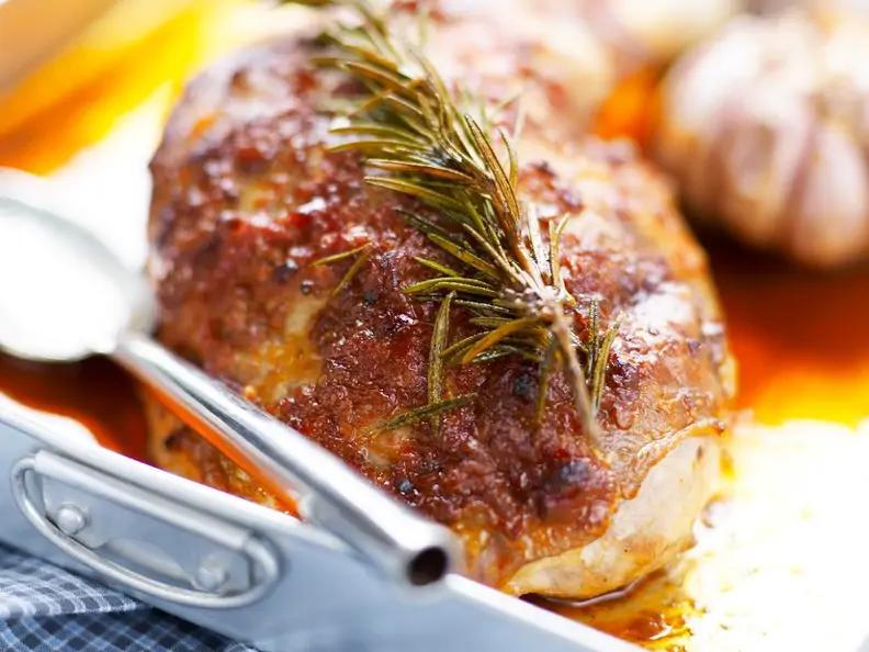 Scharf gewürzter Lammbraten mit Knoblauch