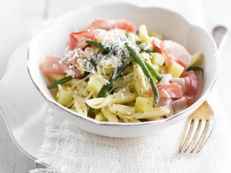 Pasta mit Speck, Bohnen und Kartoffeln