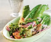Salat mit Hähnchen und roten Zwiebeln