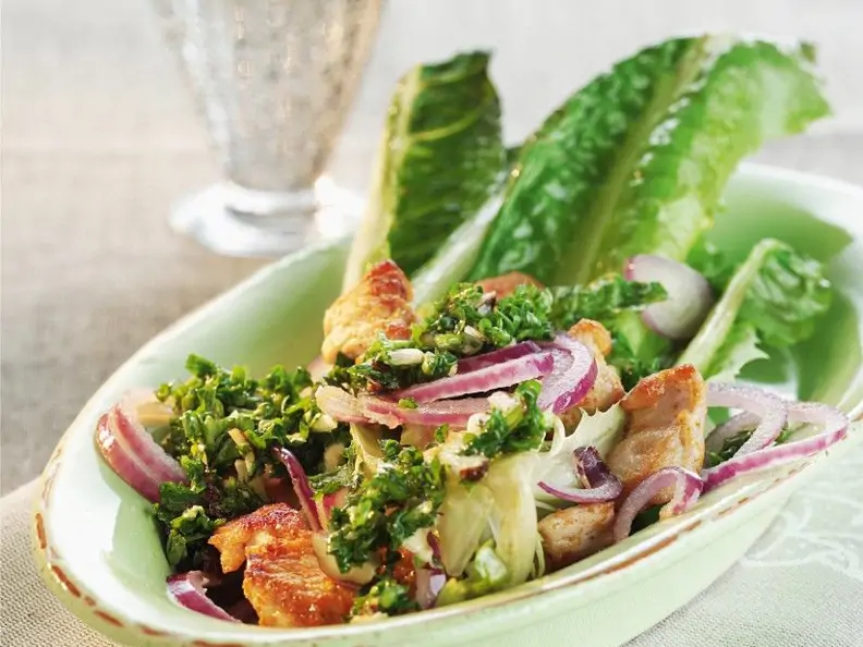 Salat mit Hähnchen und roten Zwiebeln