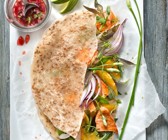 Lachs mit Kräutern im Reisfladen