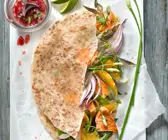 Lachs mit Kräutern im Reisfladen