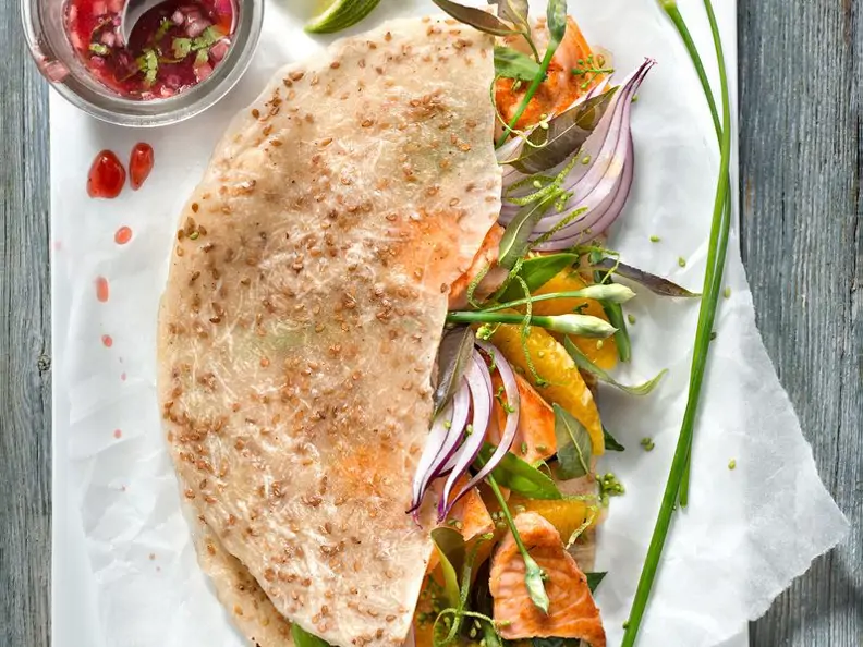 Lachs mit Kräutern im Reisfladen