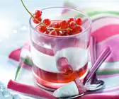 Gelee aus Johannisbeeren mit Frischkäse geschichtet