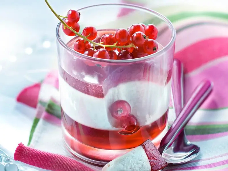 Gelee aus Johannisbeeren mit Frischkäse geschichtet