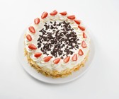 Sahnetorte mit Erdbeeren und Schokoraspel