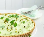 Tarte aus Buchweizen mit Erbsenfrischkäsecreme