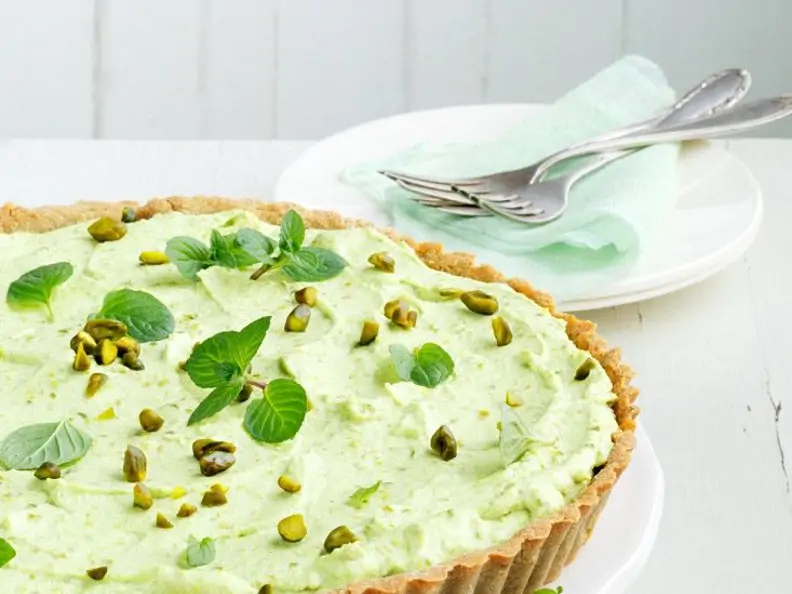 Tarte aus Buchweizen mit Erbsenfrischkäsecreme