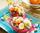 Exotischer Obstsalat mit Pitahaya