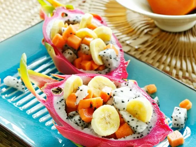 Exotischer Obstsalat mit Pitahaya