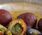 Indische Teigbällchen mit Pistazienfüllung