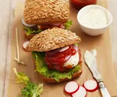 Hamburger mit Tartar und Tartarensauce