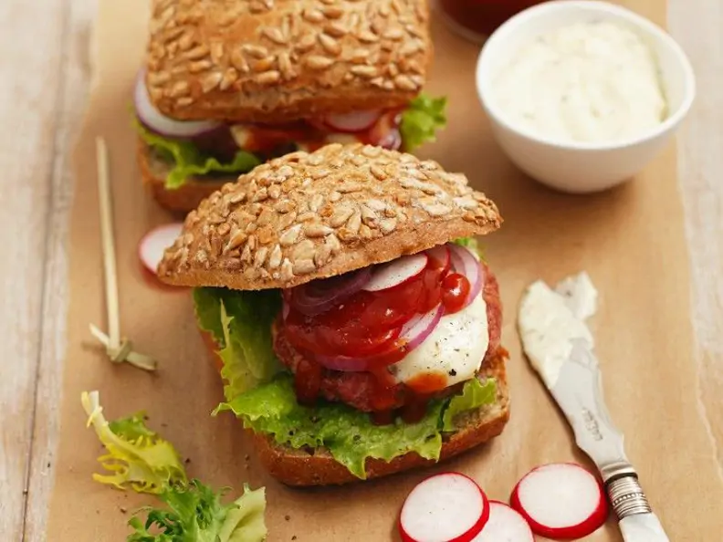 Hamburger mit Tartar und Tartarensauce
