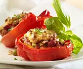 Paprika mit Bohnen-Erbsen-Füllung