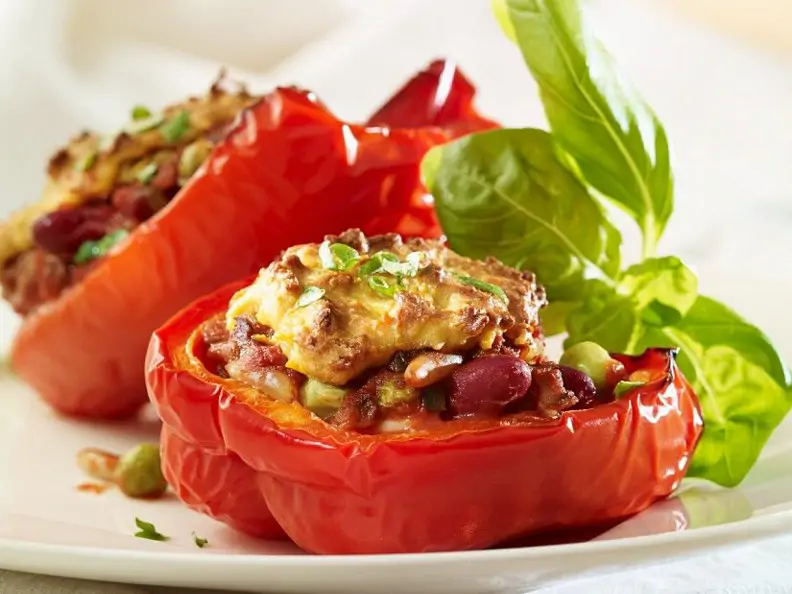 Paprika mit Bohnen-Erbsen-Füllung