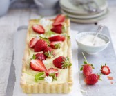 Tarte mit Waldmeister und Erdbeeren