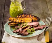 Steakstreifen, Grill-Kürbis und Pesto