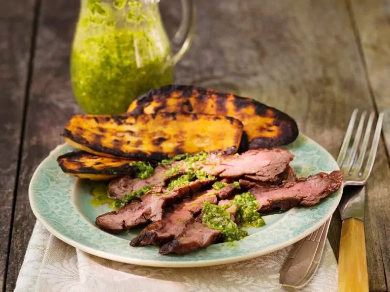Steakstreifen, Grill-Kürbis und Pesto