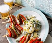 Spieße aus Tofuwurst und Paprika mit Dill-Kartoffelsalat
