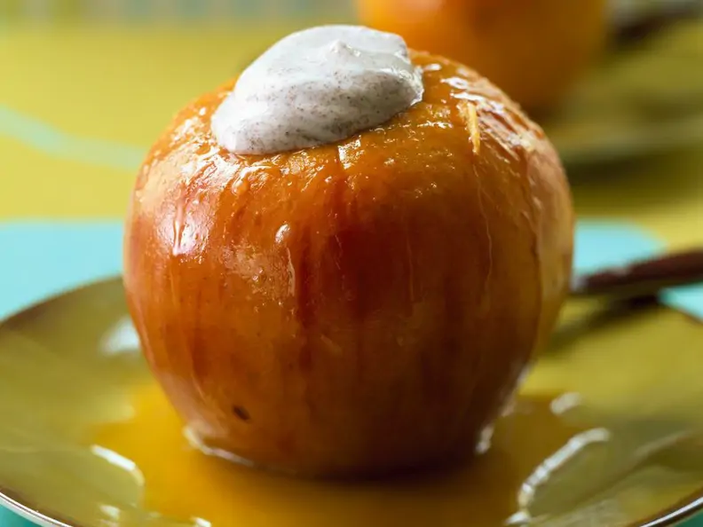 Schlanker Bratpfel mit Zimtquark
