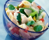 Nudelsalat mit Fischfilet und Portulak