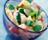 Nudelsalat mit Fischfilet und Portulak
