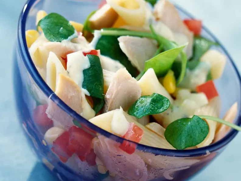 Nudelsalat mit Fischfilet und Portulak