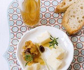 Käse mit Zwiebelchutney