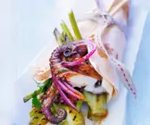 Fenchel und Tintenfisch in Weizenmehl-Tortilla