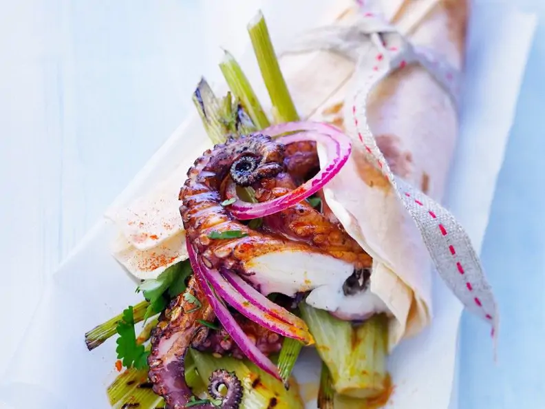 Fenchel und Tintenfisch in Weizenmehl-Tortilla