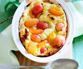 Quarkauflauf mit Stachelbeeren und Aprikosen