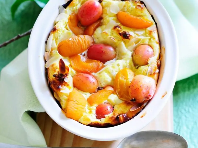 Quarkauflauf mit Stachelbeeren und Aprikosen