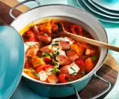 Wursteintopf mit Kartoffeln und Tomaten