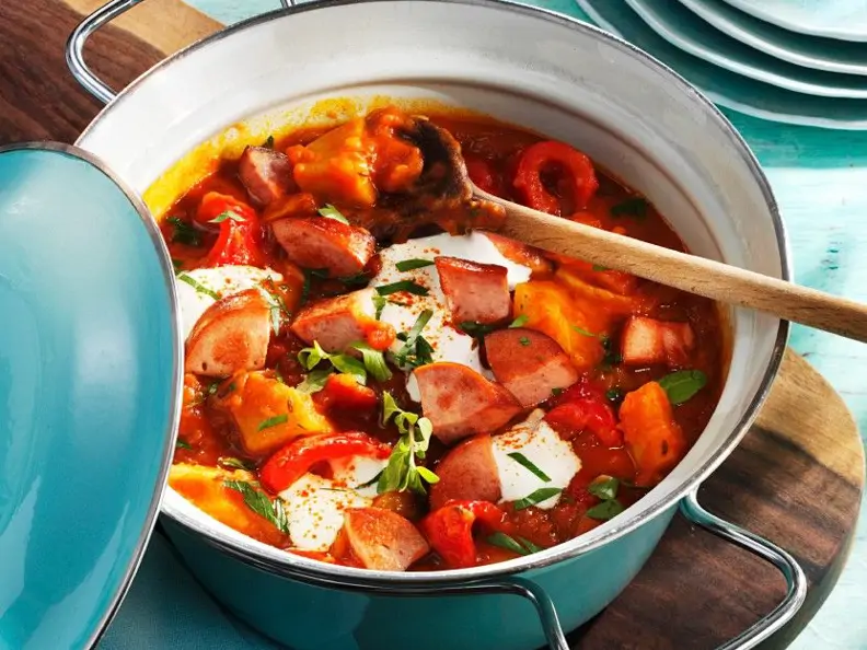 Wursteintopf mit Kartoffeln und Tomaten