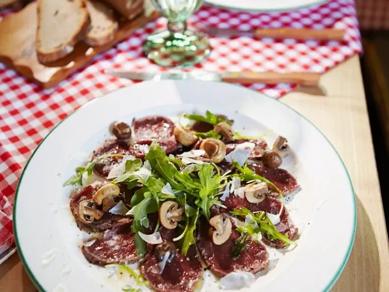 Hirschcarpaccio mit Rucola, Parmesan und Champignons