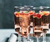 Sekt mit Himbeeren
