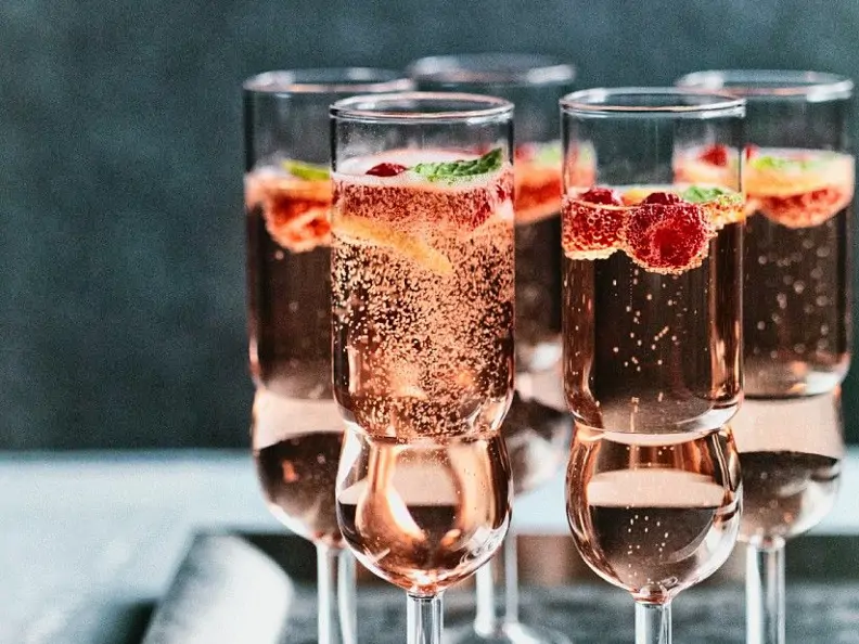 Sekt mit Himbeeren