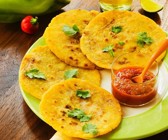 Teigfladen aus El Salvador mit Tomaten-Paprikapüree